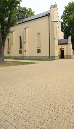 Kostka brukowa na terenie przykościelnym