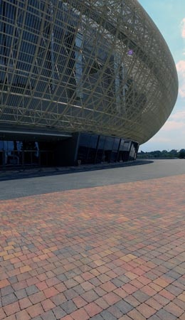 Kostka brukowa z Polbruku przed stadionem